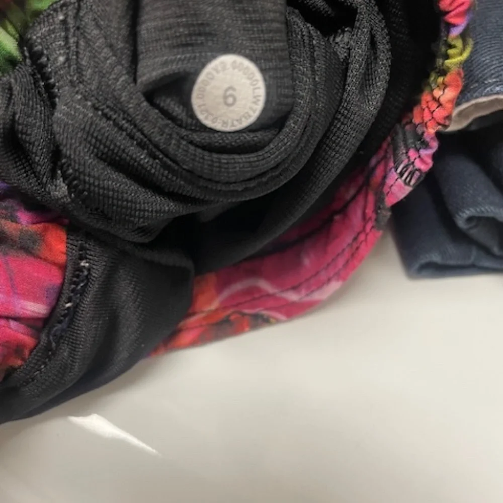 EUC Lululemon Hotty Hot High Rise Shorts 2.5" Hyper Flow - Picture 8 of 8